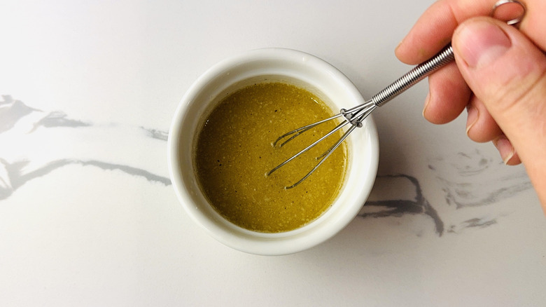 Mélanger le beurre aromatisé à Ramekin