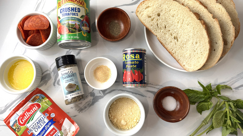 Ingrédients pour pizza au pepperoni fromage grillé