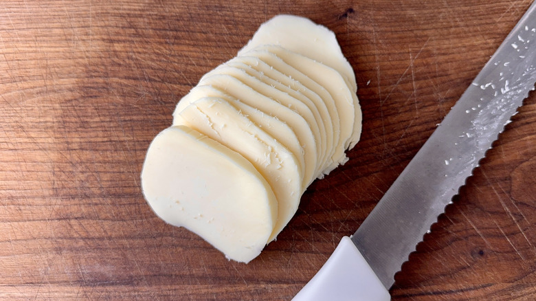 Mozzarella tranché à côté du couteau