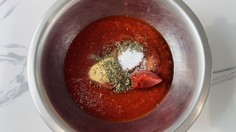 Ingrédients de la sauce tomate dans le bol