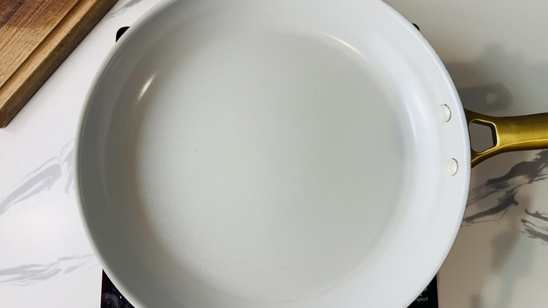 Casserole antiadhésive assise sur l'élément chauffant