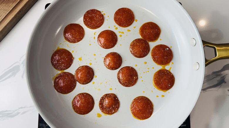 Cuisine au pepperoni dans la casserole