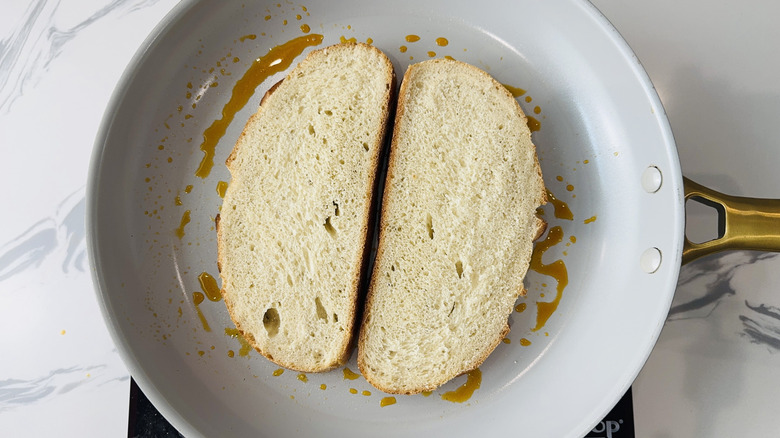 Cuisine au pain dans la casserole