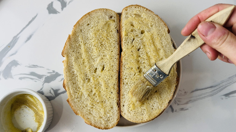 Brosser le beurre sur le pain