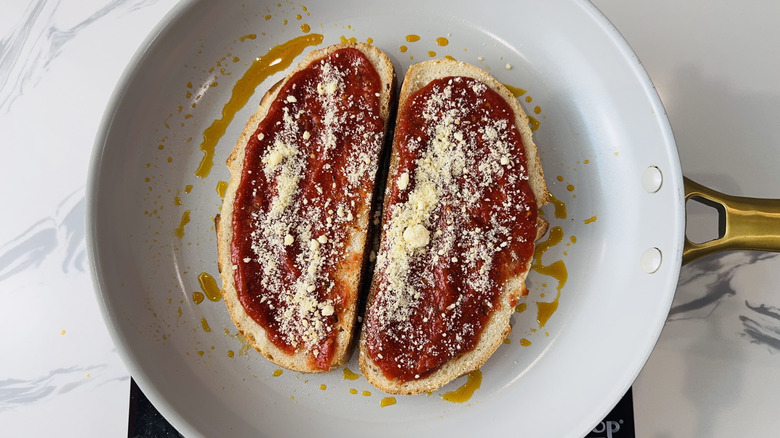 Pain et sauce au parmesan dans la casserole