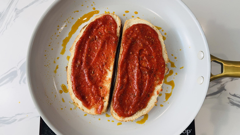 Sauce sur le pain dans la casserole