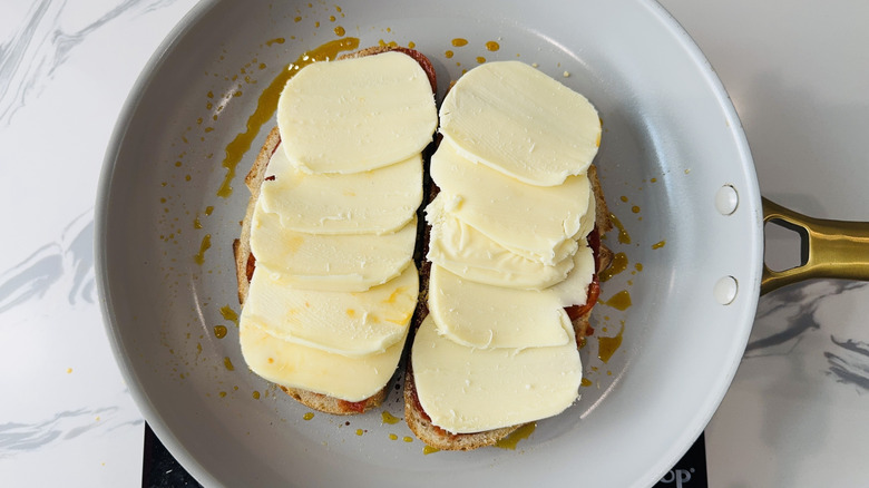 Mozzarella sur des toasts dans la casserole