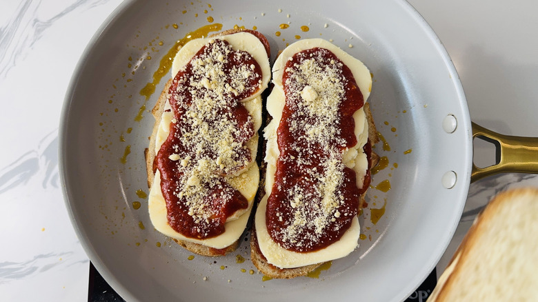 Sauce et parmesan surmonié la pizza fromage grillé