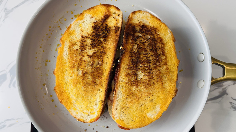 Pizza inversée du fromage grillé dans la casserole