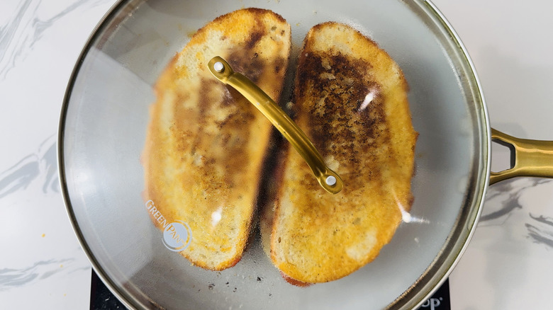 Poêle recouverte de pizza au fromage grillé