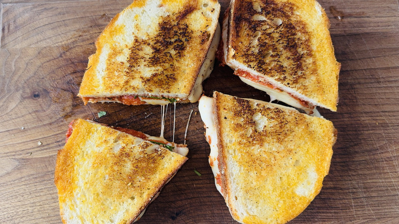 Pizza Fromage grillé coupé en deux