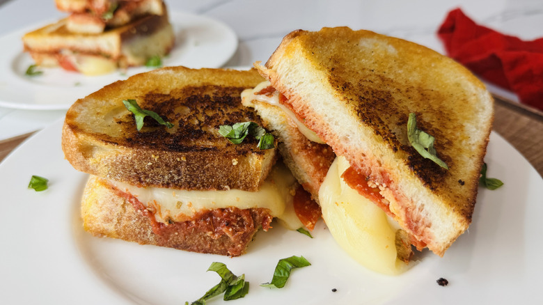 Pizza Sandwich au fromage grillé dans l'assiette