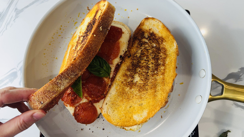 Ajout de basilic au fromage grillé à pizza