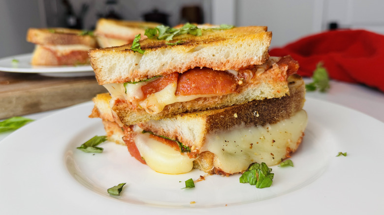 Pizza Fromage grillé dans l'assiette