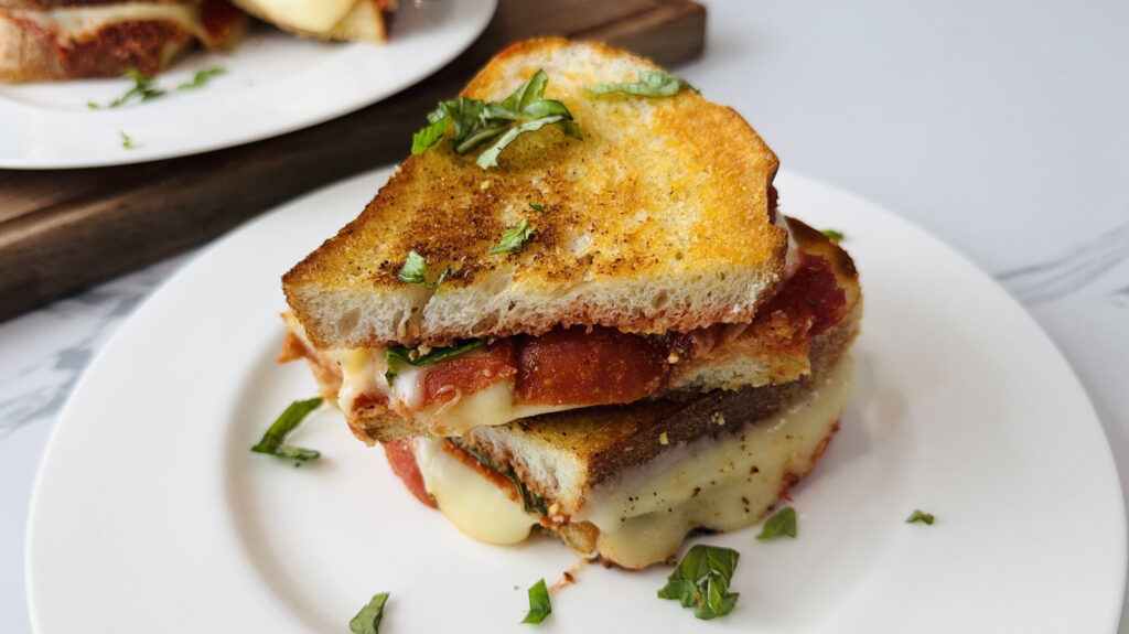 Donnez au fromage grillé le traitement de pizza au pepperoni avec cette recette