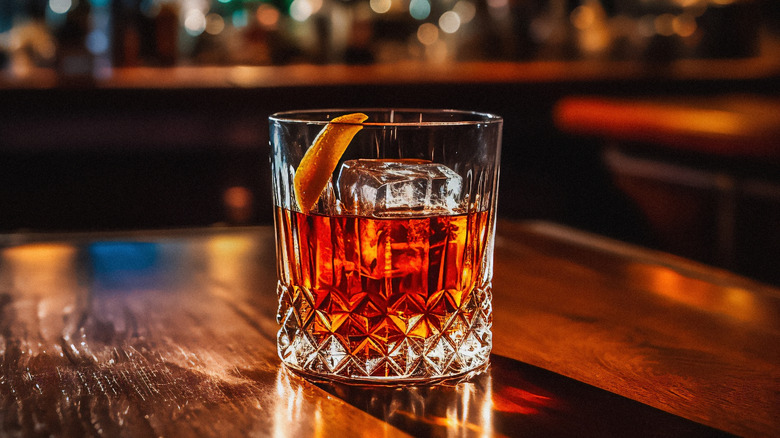 Un cocktail à l'ancienne dans un bar