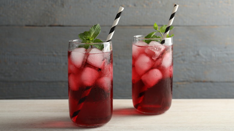 thé d'hibiscus glacé garni de menthe