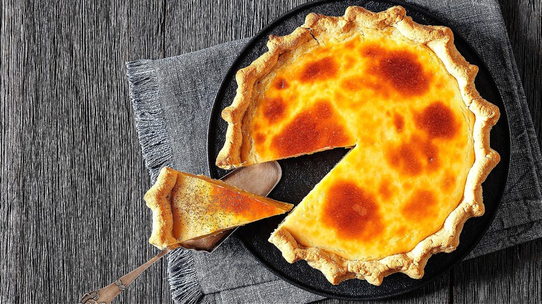 Tarte au babeurre sur une assiette de service noire sur une serviette en tissu gris