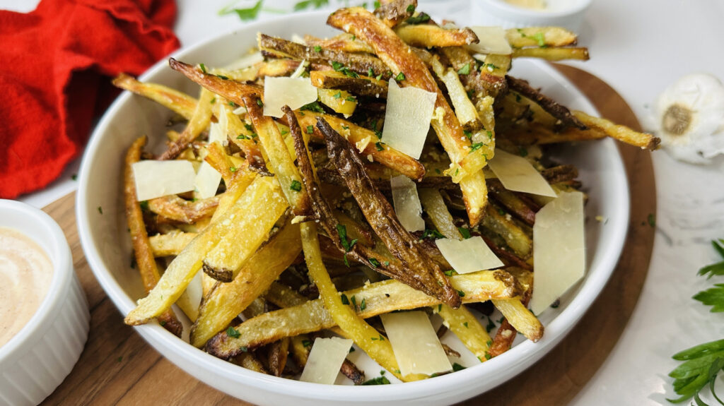Nos frites parmesanes à l'ail cuit au four sont nettes et beurrées