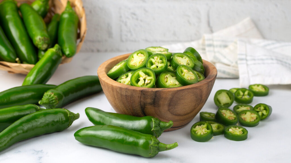 Jalapeño vs serrano: les différences entre ces poivrons populaires