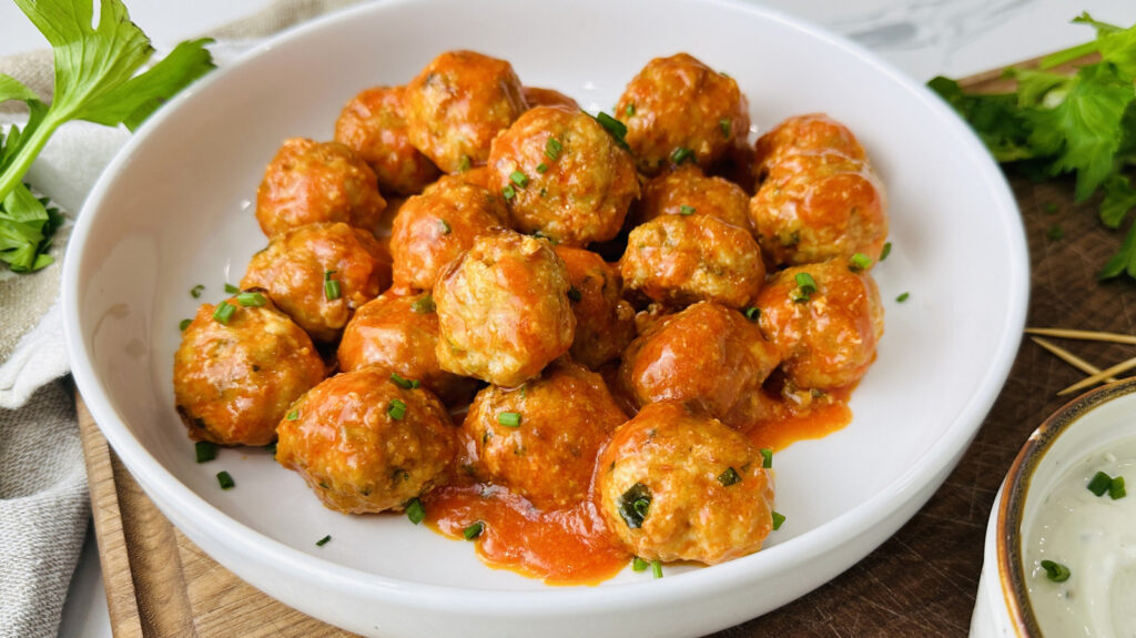 Le poulet buffle et les boulettes de viande de gorgonzola sont remplies de chaleur acidulée