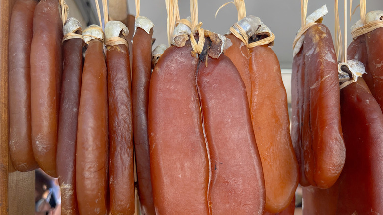 Bottarga dans la phase de séchage