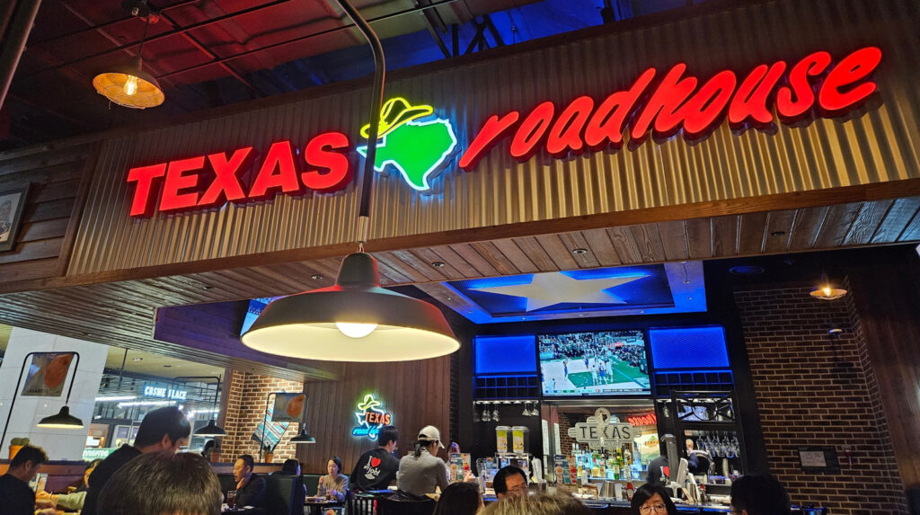 Qu'est-ce qui était dans le cocktail de refroidisseur tropical inspiré de Kenny Chesney de Texas Roadhouse?