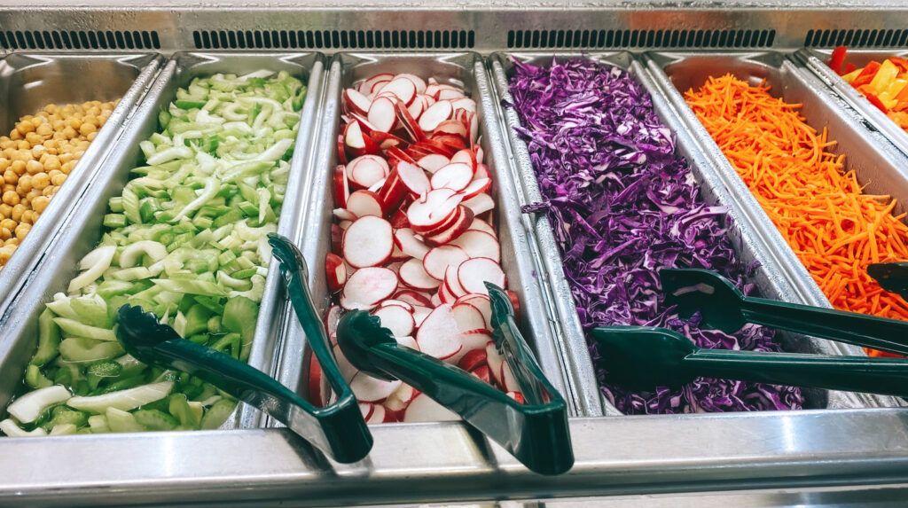 Pourquoi les salades buffet pourraient être le plus grand danger du menu