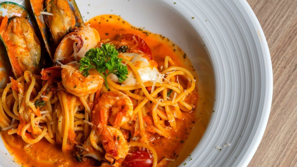 La pincée vibrante qui rend les pâtes épicées, brillantes et complètement envie