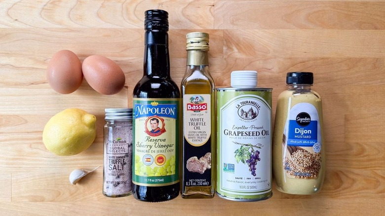 Ingrédients à deux truffes à double truffe sur la planche à découper