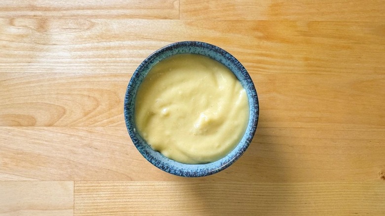 Aïoli à double truffe maison dans un bol de service