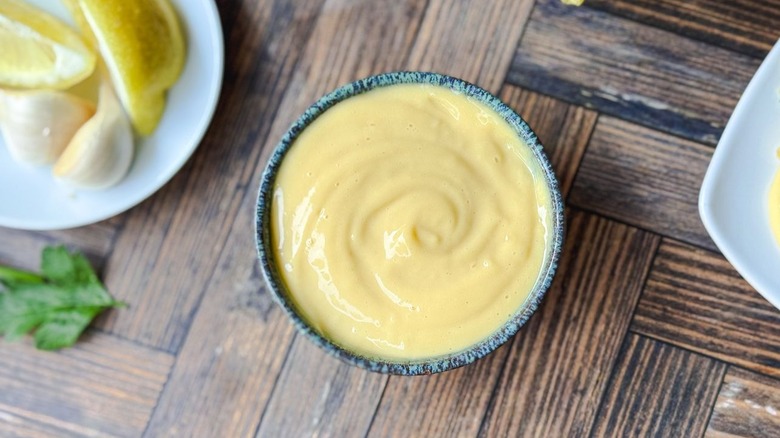 Aïoli à double truffe maison dans un bol de service