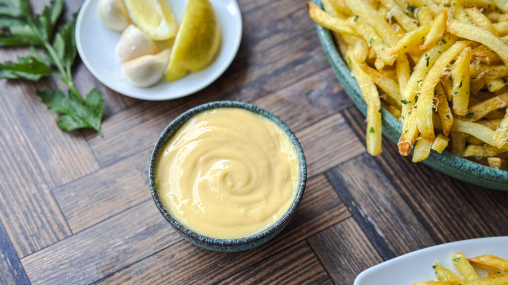 Cette recette d'aioli à truffes complète les meilleures frites françaises