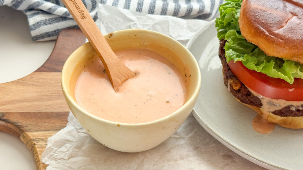 Donnez à des hamburgers une mise à niveau piquante avec cette recette de sauce acidulée