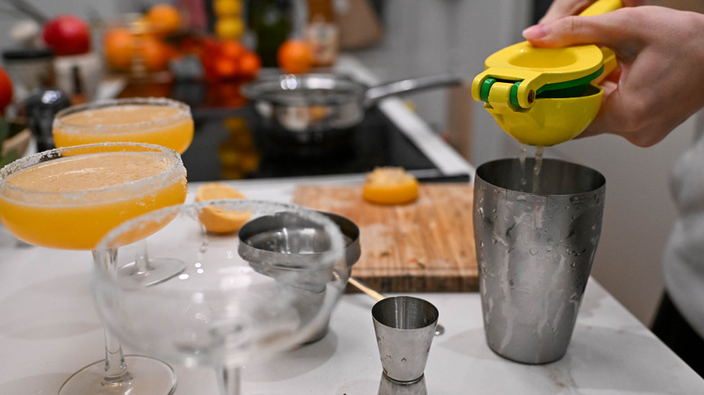 Le jus de citron étant pressé pour le cocktail