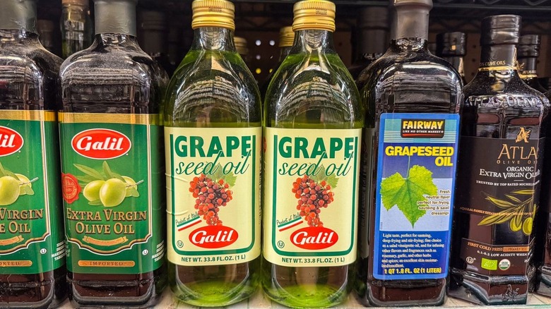 Huile de raisin et bouteilles d'huile d'olive sur l'étagère