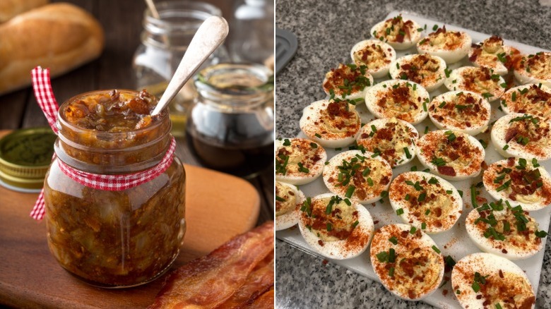 Board de confiture de bacon à côté d'une assiette d'oeufs farfelus garni de bacon et d'assaisonnement