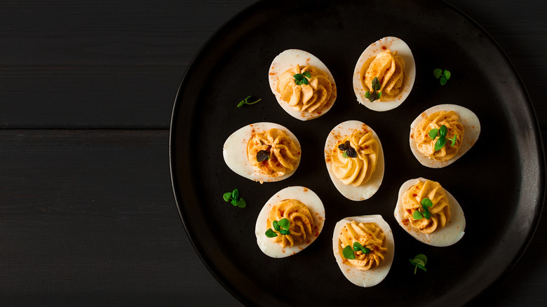 Assiette d'oeufs dirigés