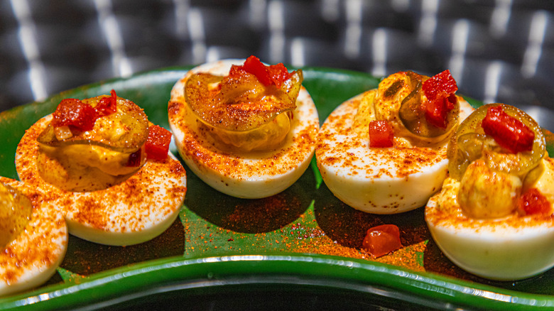 Œufs farcis garni de jalapeños marinés