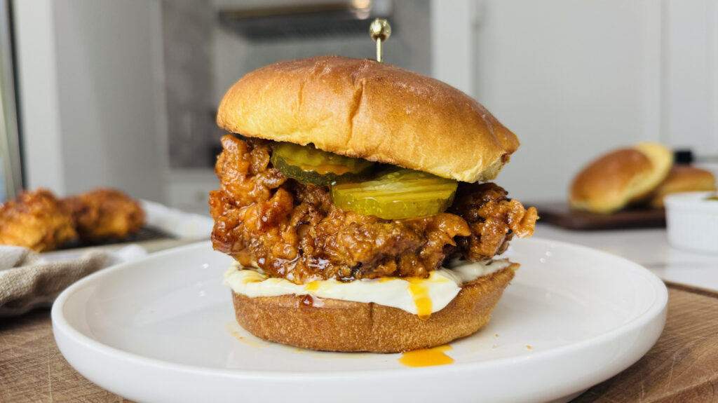 Cette recette de sandwich au poulet chaud de Nashville est ardente chaude
