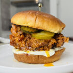 Cette recette de sandwich au poulet chaud de Nashville est ardente chaude