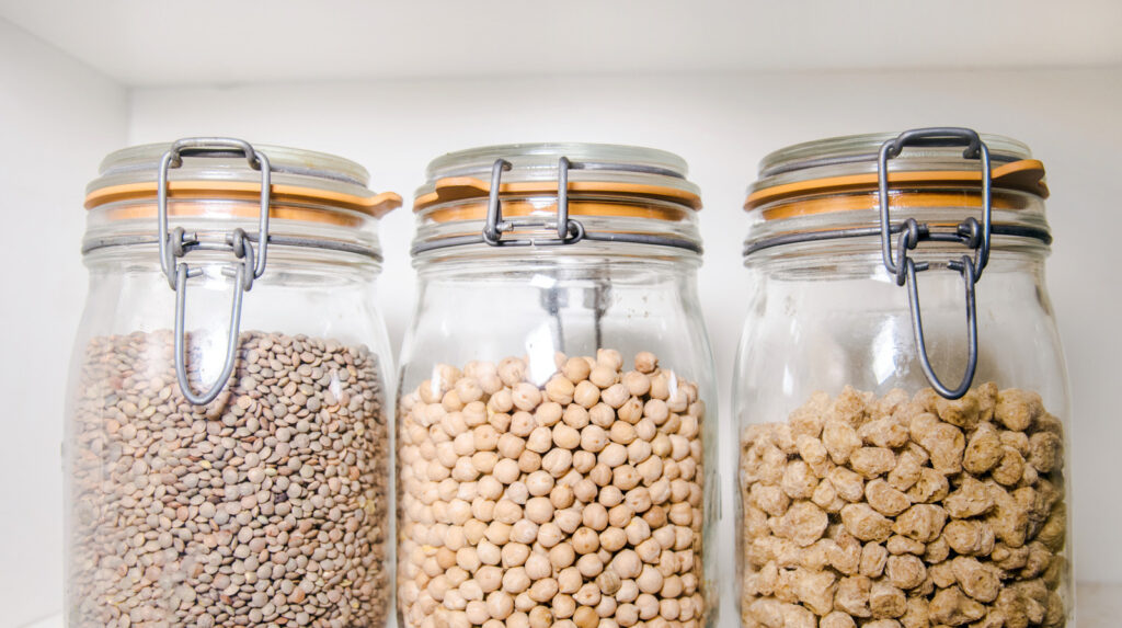 La mise à niveau des étagères de garde-manger simple que vous pouvez faire pour un stockage de pot en verre plus sûr