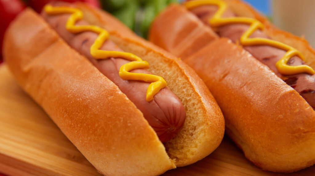 Faites de la place pour une montagne de garnitures avec ce tour de préparation de hot-dogs