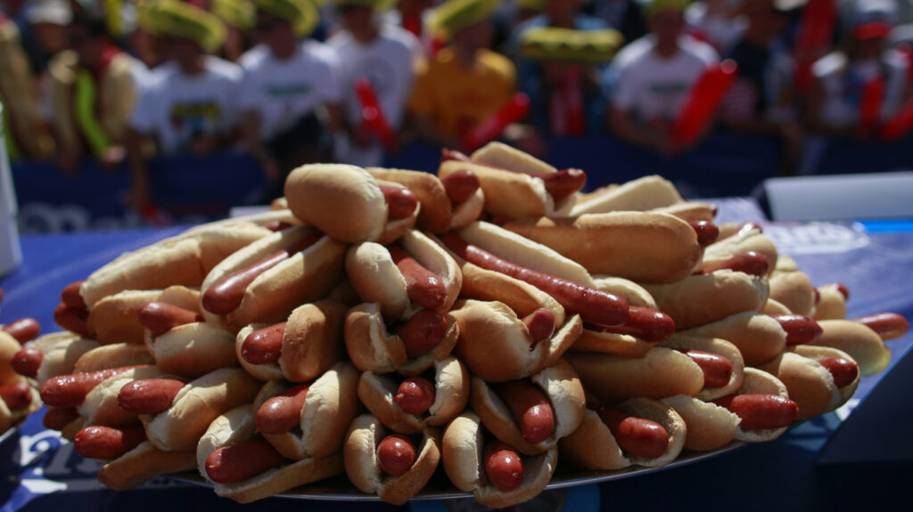 Arrêtez-vous de regarder et enfin organiser votre propre concours de restauration de hot-dogs cette année