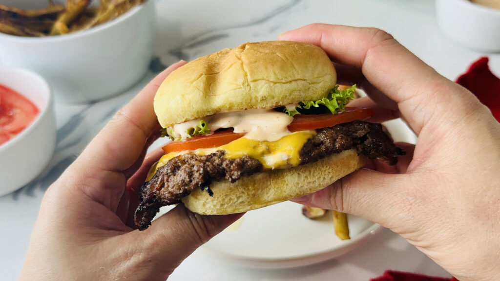 Mémorisez cette recette classique de burger Smash, vous voudrez tous les vendredis soirs