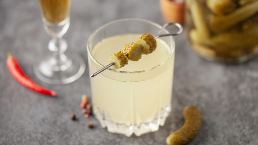 Commencez à ajouter du jus de cornichon à ces 8 boissons