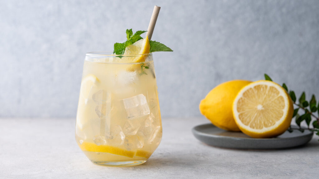 Comment infuser la saveur d'agrumes dans les boissons sans le temps raide