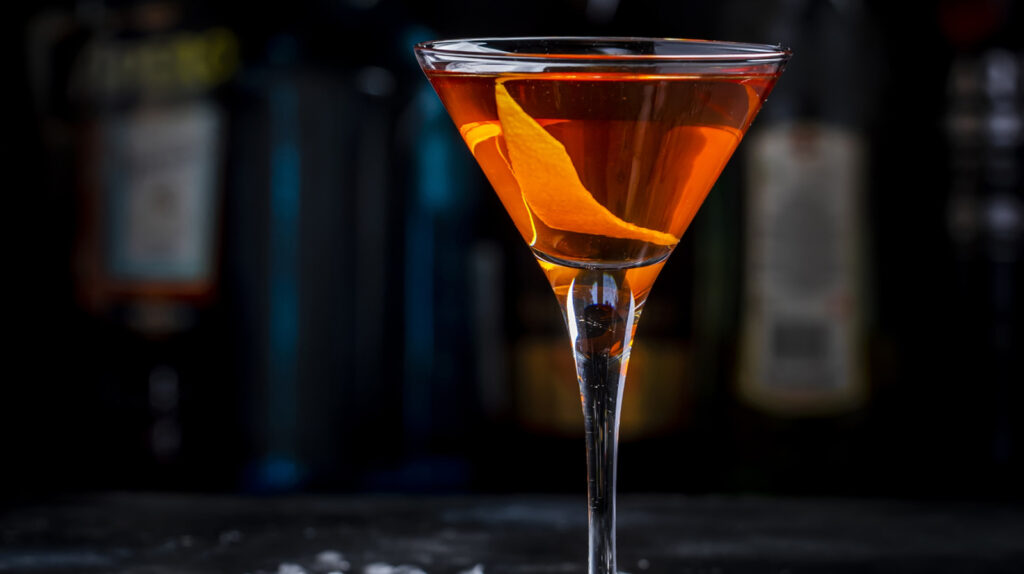 Le meilleur rapport d'alcool à utiliser si vous essayez un martini bourbon