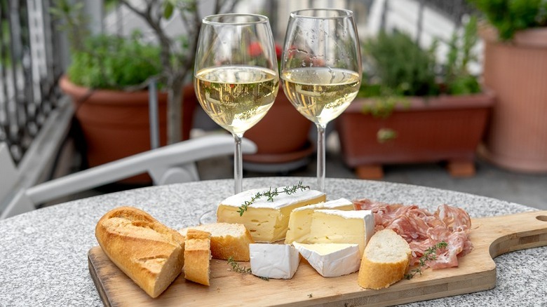 Planche de vin et de charcuterie