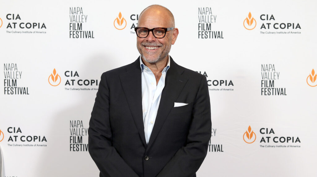 Le génie Alton Brown transforme une boîte en carton en fumeur